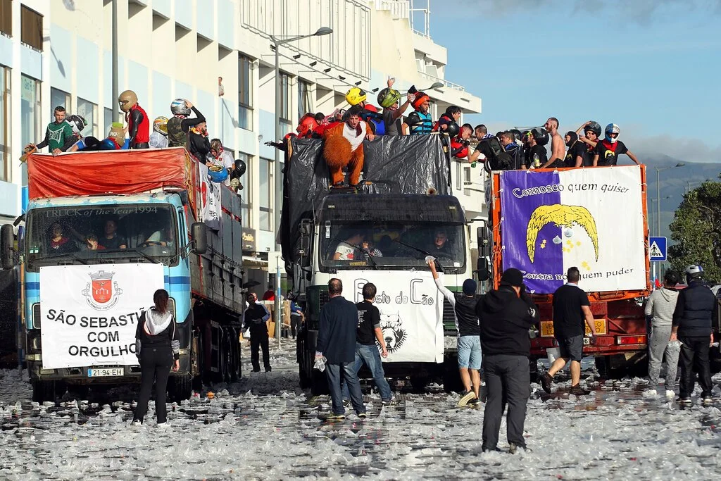 Photos of Only in the Azores does Carnival turn into a battlefield - Photo 1