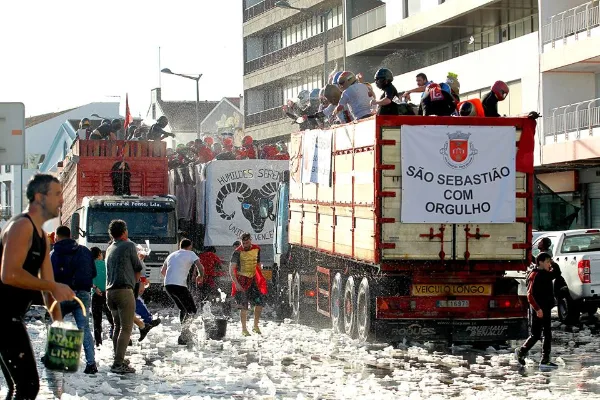 Photos of Only in the Azores does Carnival turn into a battlefield - Photo 2