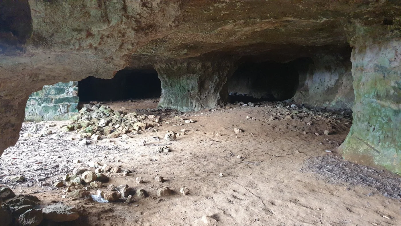 Photos of Figueiral Cave in EN1-2A, 9580 Almagreira, Portugal - Photo 1