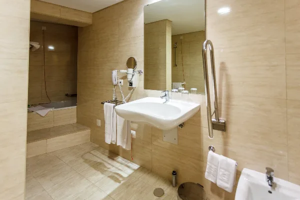 Photos of Hotel Caravelas in Rua Conselheiro Terra Pinheiro 3, Carmo, 9950-329 Madalena, Portugal - Photo 4