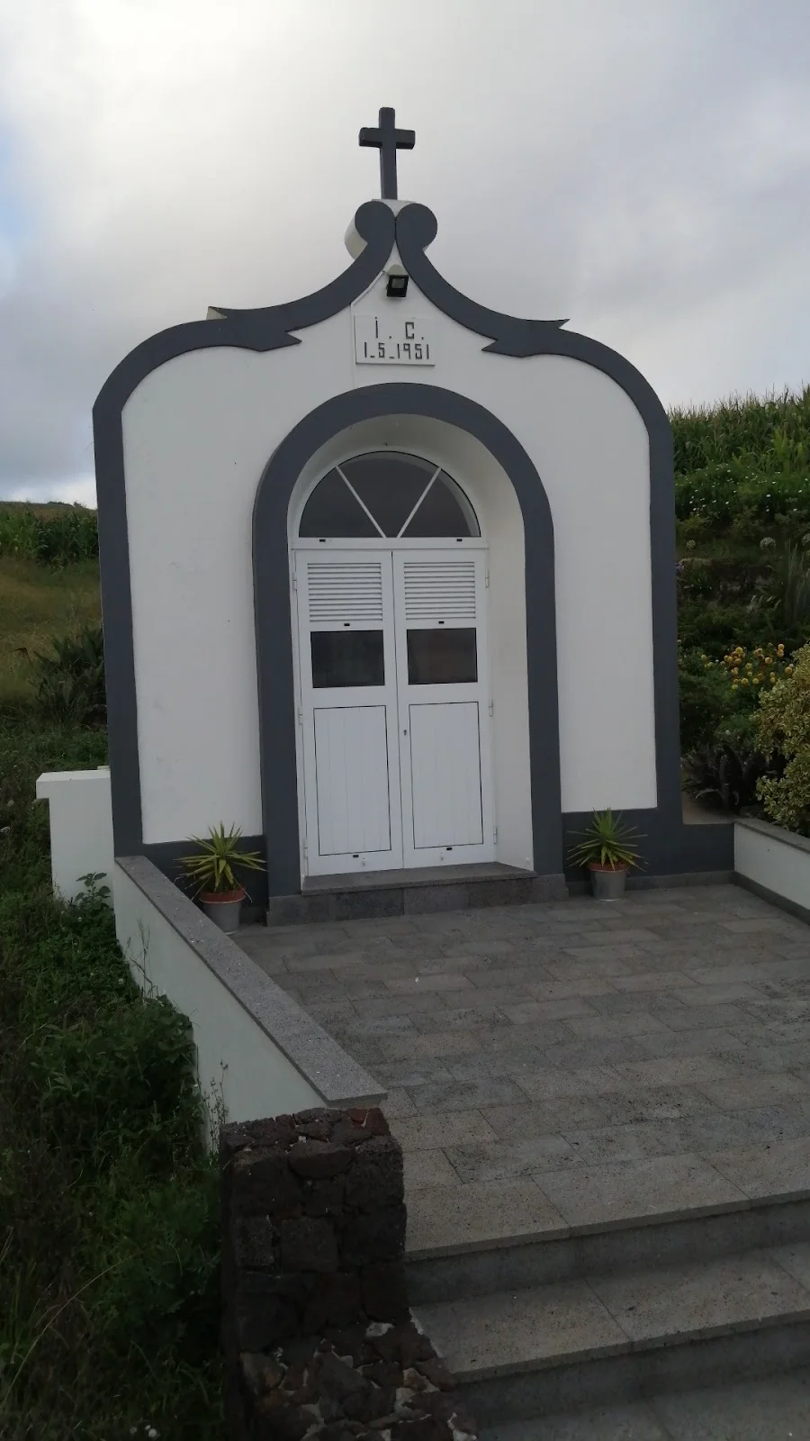 Photos of Chapel of Our Lady of Lourdes (Ponta Garça) in Canada do Grotilhão 9675, 9675, Portugal - Photo 1