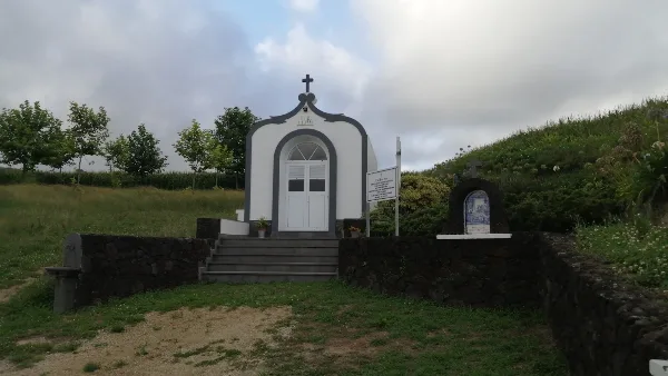 Photos of Chapel of Our Lady of Lourdes (Ponta Garça) in Canada do Grotilhão 9675, 9675, Portugal - Photo 2